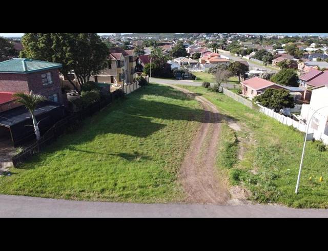 LAND FOR SALE IN ASTON BAY